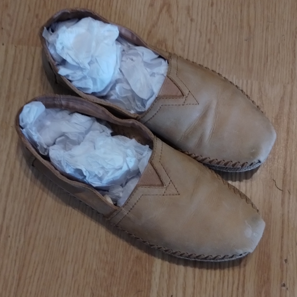 TOMS Tan Leather Slip-Ons (8)